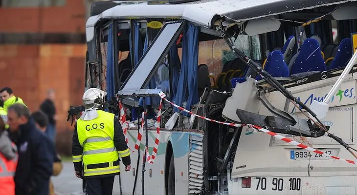 Mueren 6 adolescentes en un accidente de un autobús escolar en Francia