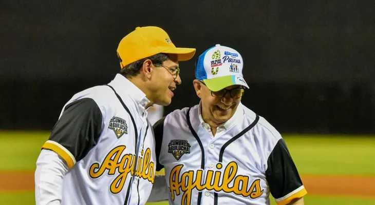 Monseñor Rodríguez lanzó y el rector Espinal recibió la primera bola en el Cibao