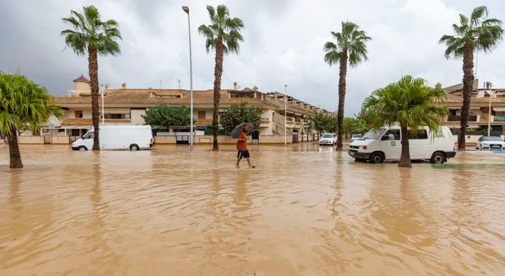 Mujer de 102 años muere y 90 personas son rescatadas de inundaciones en Madrigueras, España