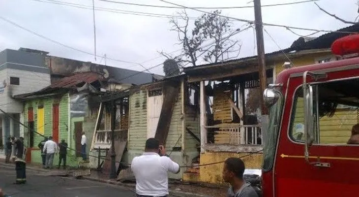 Fuego afecta tres viviendas en Santiago 