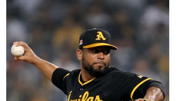 Odrisamer Despaigne, lanzador de Las Aguilas en su partido con Gigantes