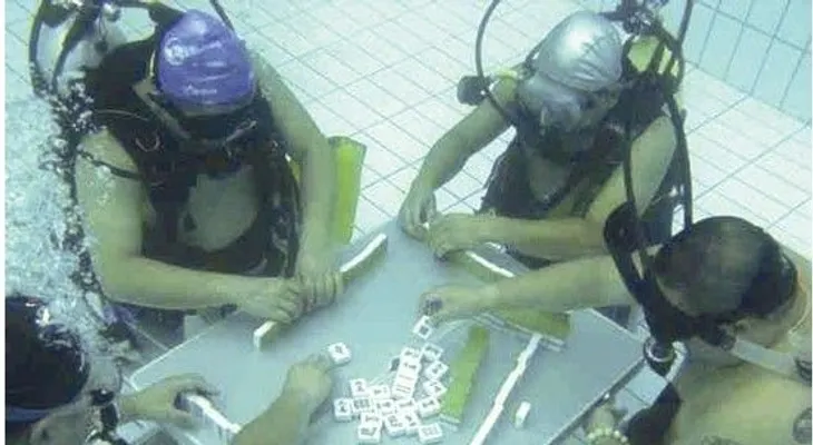 Hombres juegan Mahjong bajo el agua!
