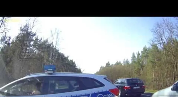 El conductor espera varios segundos y la mala suerte se le cruza en el camino 