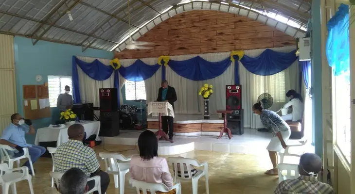 Iglesias dominicanas reabren sus puertas con distanciamiento y mascarillas
