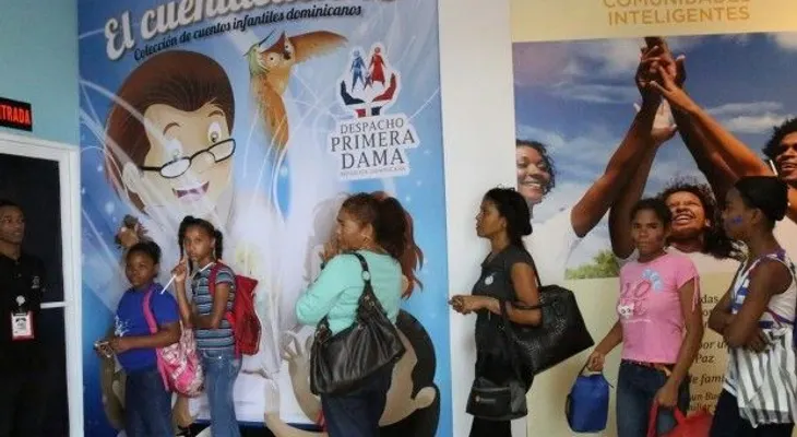 Ciudadanos disfrutan espacio del Despacho Primera Dama en Feria del Libro 2015