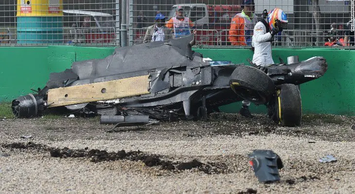 Espectacular accidente de Fernando Alonso en el Gran Premio de Australia