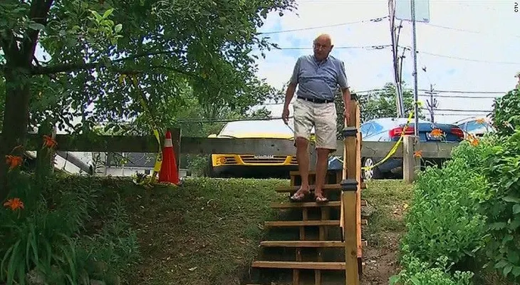 Un jubilado construyó por 550 dólares unas escaleras que iban a costar 65.000 dólares