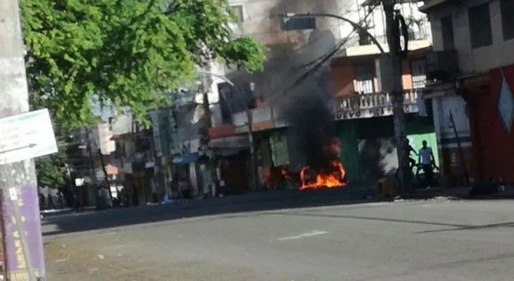 En Capotillo se lanzan a las calles en protesta por muerte de joven por DNCD