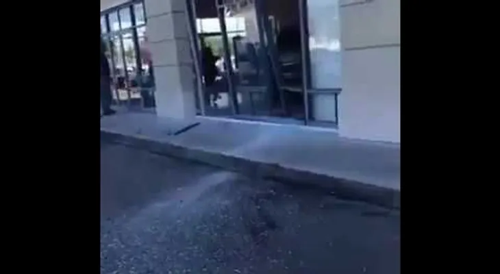 Mujer estrella su carrro contra una tienda de celulares: Conoce la razón 