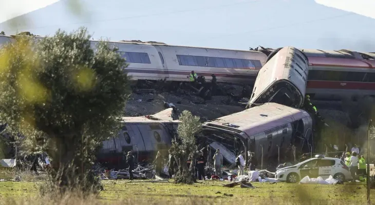 Al menos 30 muertos tras chocar dos trenes de pasajeros en Toledo, España