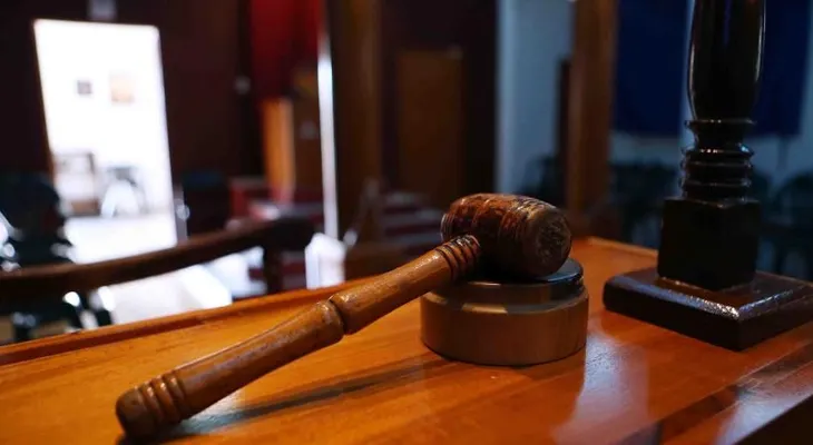 España: Ante juez pareja de EEUU que vivió con hijo muerto