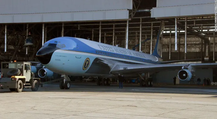 Los episodios más increíbles que sucedieron a bordo del avión presidencial de Estados Unidos
