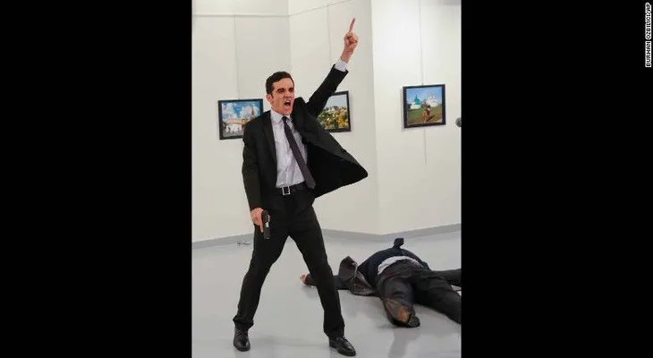 Imagen del asesinato de embajador ruso en Turquía gana el 'World Press Photo of the Year'