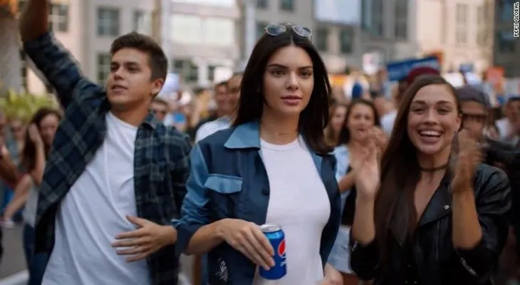 Pepsi retira el polémico comercial de Kendall Jenner