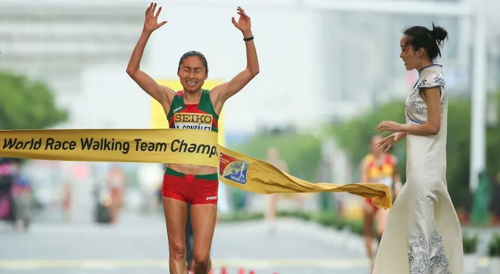 Lupita González, de México, la primera mujer bicampeona mundial de marcha