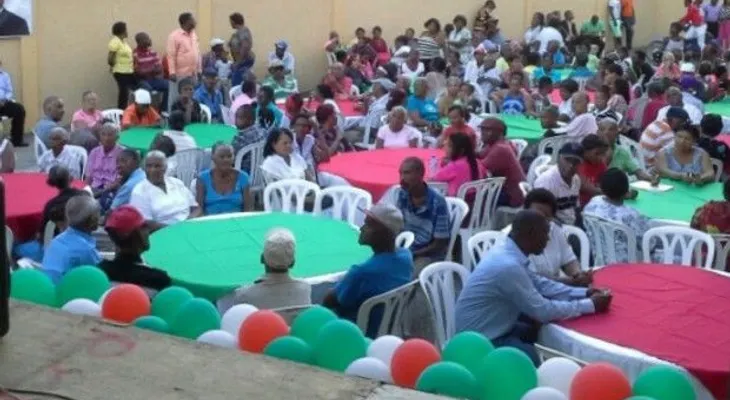 Fundación Desarrollo Comunitario Luz y Esperanza realiza cena anual de envejecientes