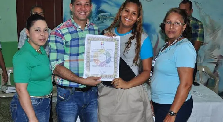 Ministro de la Juventud realiza conversatorio en Cristo Rey