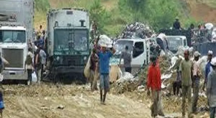 Chóferes de camiones recolectores de basura protestan frente a vertedero de Duquesa