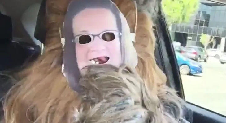 Chewbacca se puso la máscara de la Mamá Chewbacca