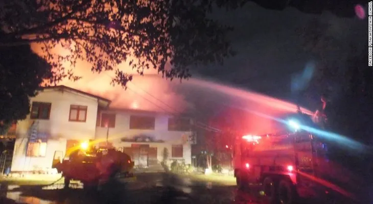 18 niñas murieron en un incendio mientras dormían en su escuela