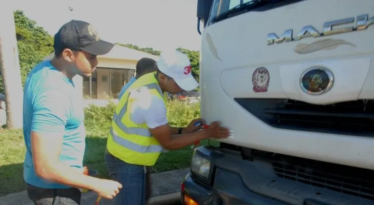 OTTT respalda operativo colocación cintas reflectivas a camiones 