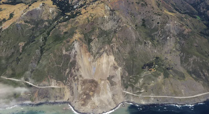 Un monstruoso derrumbe entierra espectacular autopista en California