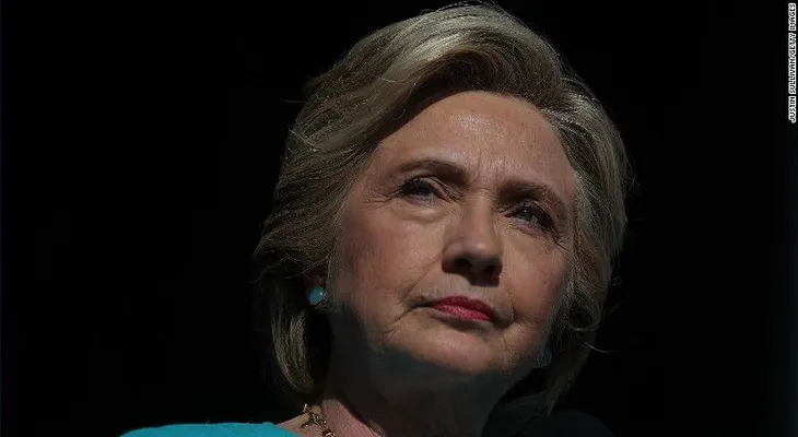 El Departamento de Justicia obtiene orden para investigar los correos de la asesora de Clinton