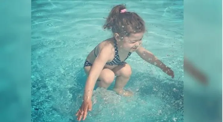 ¿La niña está fuera o dentro del agua?: el nuevo debate de internet