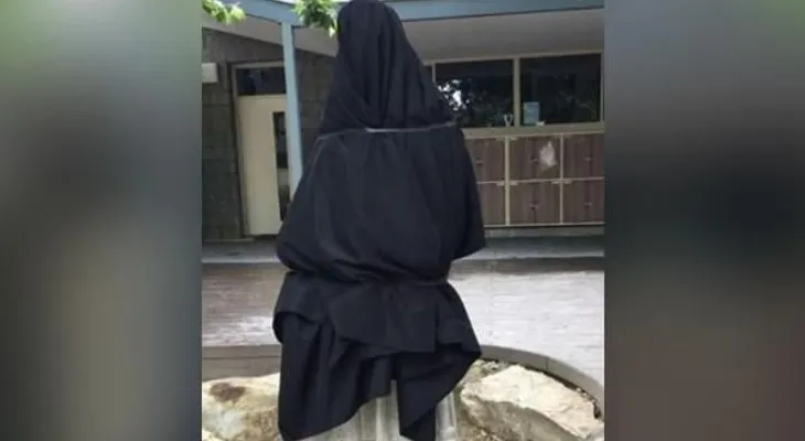 Entérate por qué obligaron a tapar esta estatua que causó furor