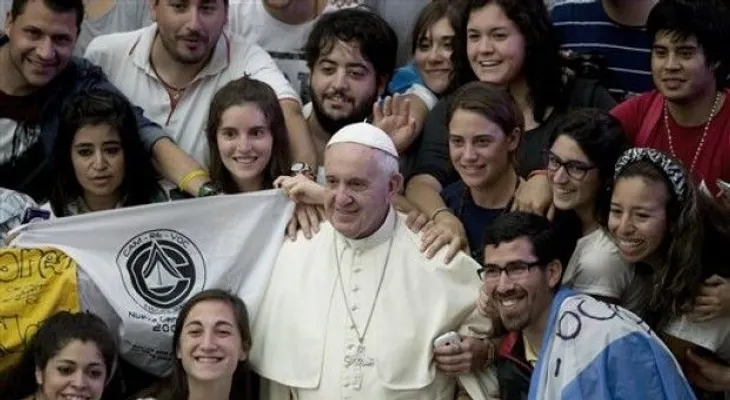 Sin escolta, el papa se suma a los feligreses para oír misa 