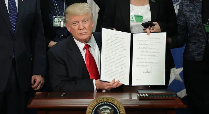 Trump firma dos decretos inmigratorios