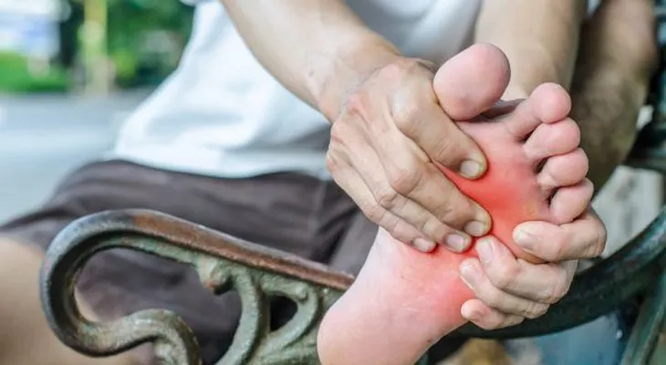 Dolor en los pies y diversas causas