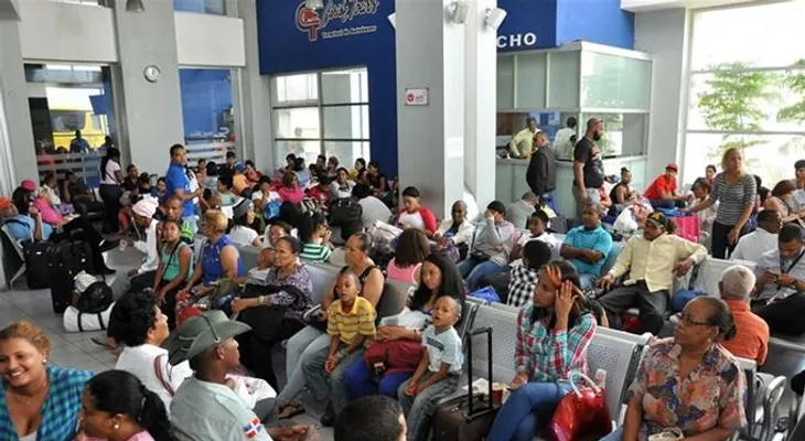 Cientos de personas abarrotan paradas de autobuses con motivo de Semana Santa 