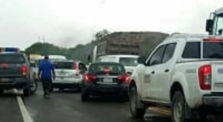 Por apagones, queman gomas y obstruyen carretera en Azua