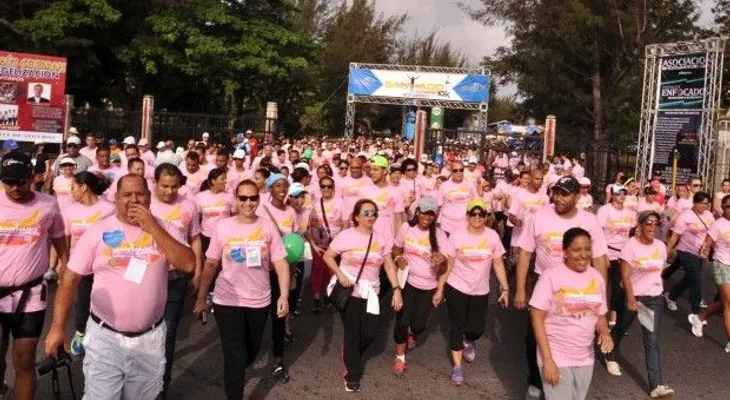 En Santiago realizan caminata contra la violencia de género