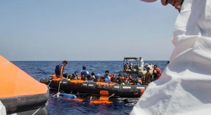 Emotivo rescate al hundirse barco de migrantes