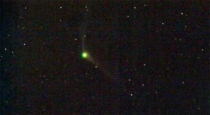 El espectáculo del año a domicilio: Llega un cometa con dos colas, visible a simple vista