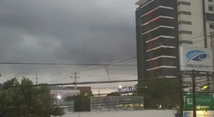 Se registra tornado esta noche en Los Cacicazgos