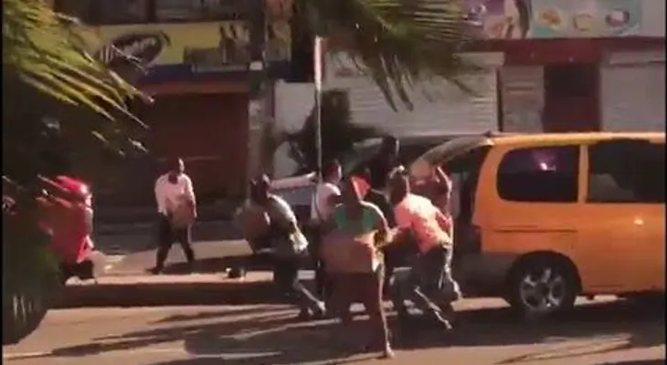Un grupo asaltan vehículos con cajas navideñas (VIDEO)