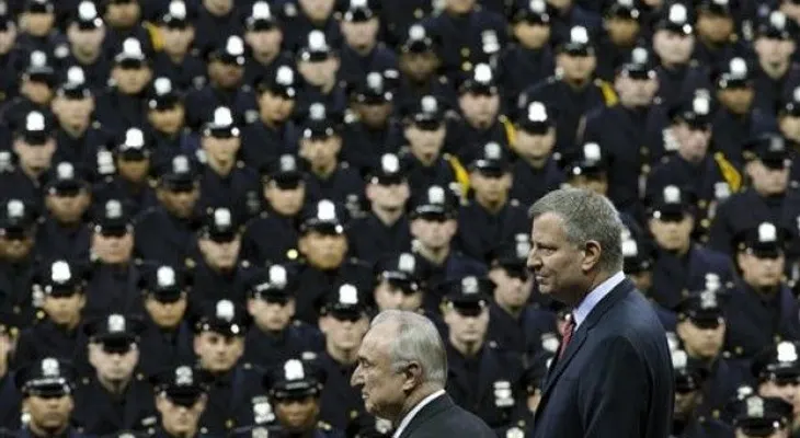 Abuchean alcalde NY durante graduación de policías 