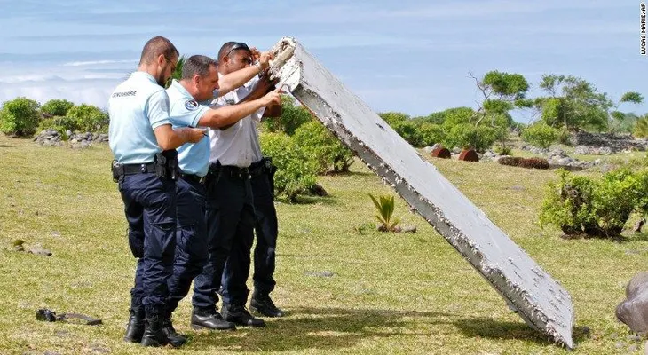 MH370: no están seguros si los restos del avión hallados en una isla son del Boeing desaparecido