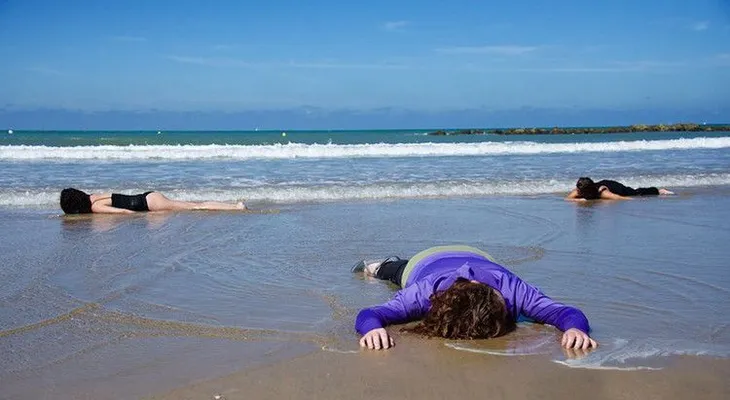 Playa de Cádiz se cubre de cadáveres recreando la tragedia de refugiados en la costa libia