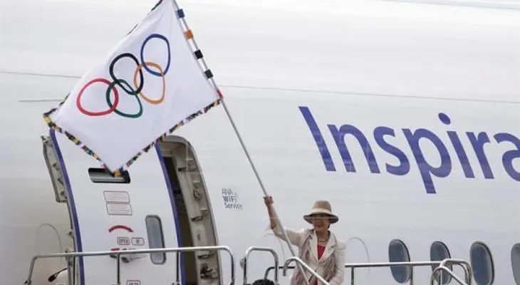 La bandera olímpica llega a Tokio, ciudad que acogerá los Juegos de 2020