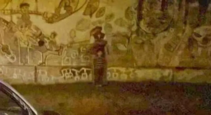 Misteriosa imagen de niño fantasma en cementerio