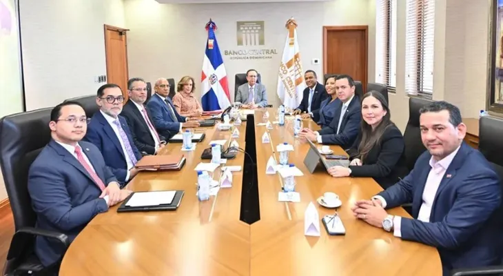 Valdez Albizu recibe nueva directiva de ADOFINTECH y destaca avances del nuevo sistema de pagos instantáneos