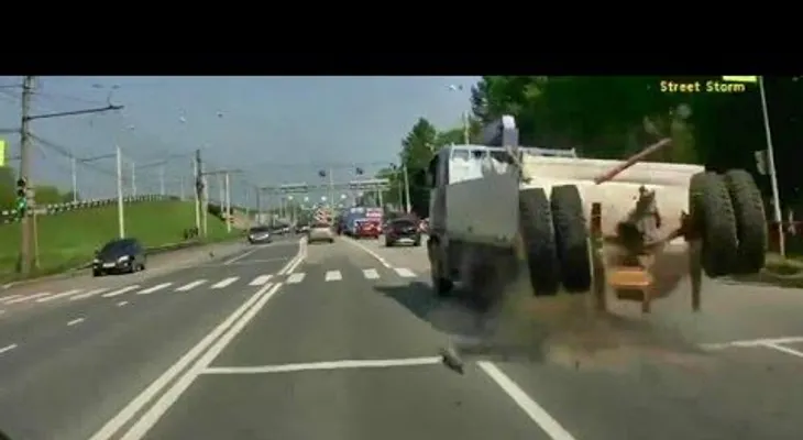 El dramático momento en que un conductor esquiva las ruedas de un camión