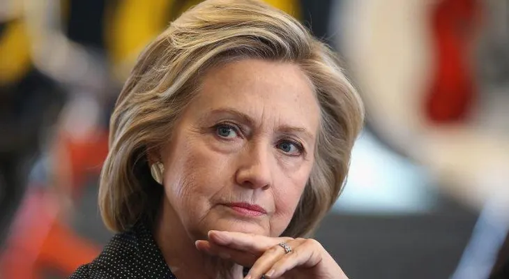 Mayoría de EEUU rechaza que no se procese a Clinton por correos electrónicos