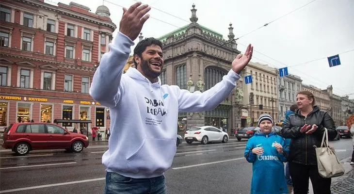 Hulk baila en las calles de San Petersburgo para ayudar a un niño con cáncer (VIDEO)