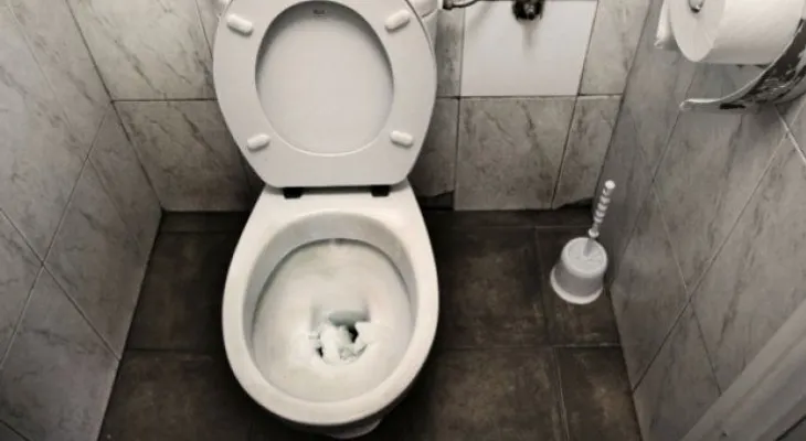 13 consejos para mujeres que van a baños públicos