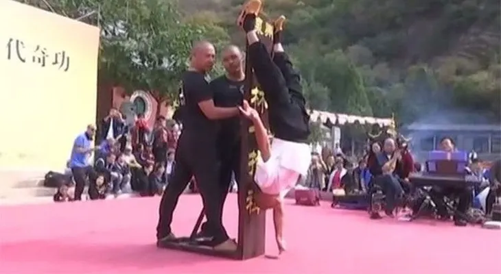 Un monje de Shaolín mantiene su cuerpo cabeza abajo con la ayuda de un solo dedo (VIDEO)